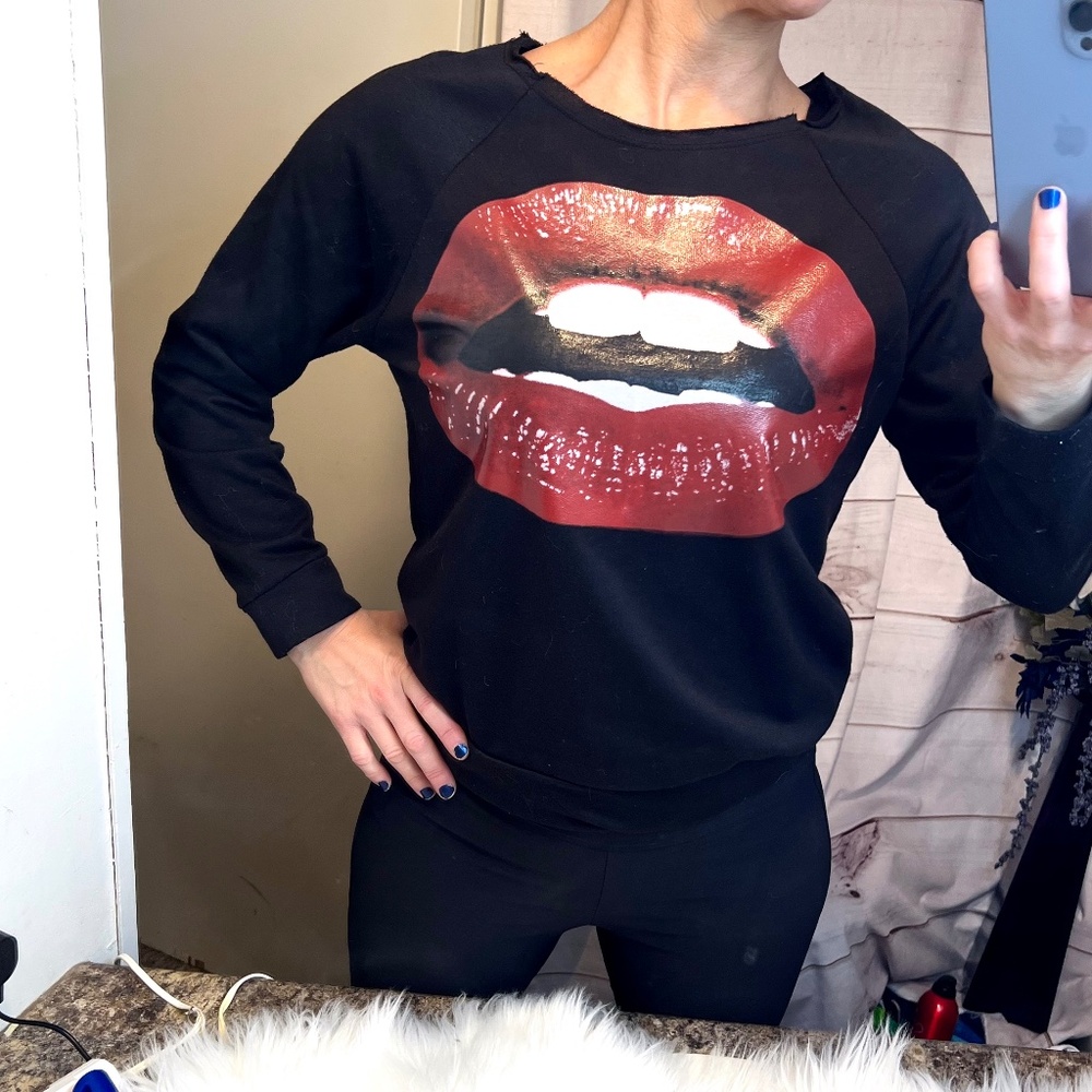 🔥2/$10 |•579•| Long Sleeve Sweatshirt w/ Lips